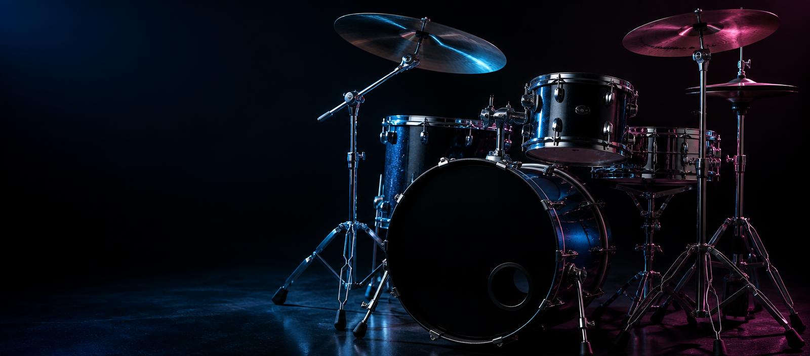 Batería acústica iluminada en azul y magenta